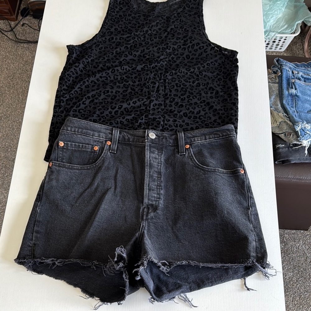 Levi’s Ribcage Black Denim Shorts Size 31